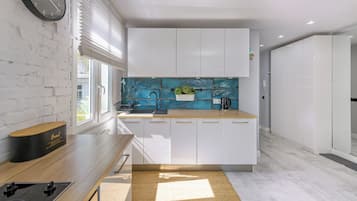 Refrigerador, placa de cocina, tetera/pava eléctrica