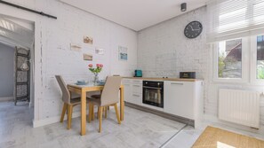 Estudi | Cuina privada | Frigorífic, placa de cuina i bullidora elèctrica