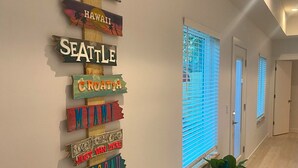 Un pasillo con un letrero en la pared que muestra nombres de ciudades como Alaska, Hawái, Seattle, entre otros.