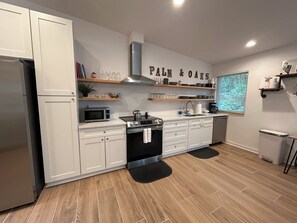 Microwave, oven, stovetop, dishwasher - Walkable West King, 1 mile to historic St Augustine, private fenced yard,WiFi (St. Augustine)