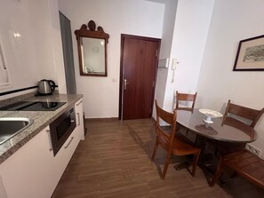 Microwave, stovetop - Apartment 2nd left (1 Bedroom) (Sevilla)