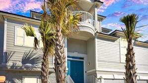 A two-story house with a blue door and a balcony. - Vitamin Sea - 2779   “Ponte Vedra” (Ponte Vedra Beach)