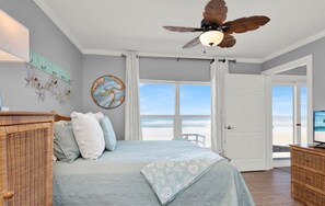 4 slaapkamers, een bureau, een strijkplank/strijkijzer, reisbedje