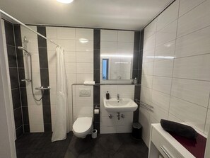 Dusche, Haartrockner, Handtücher, Seife