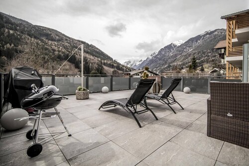 Villa Tribulaunblick - Luxus-Apartment, Kamin, Terrasse & Bergblick bei Sterzing