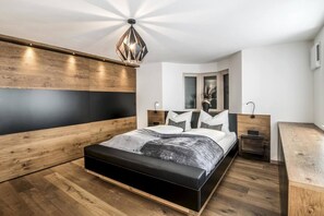 2 habitaciones, caja de seguridad en la habitación y escritorio 