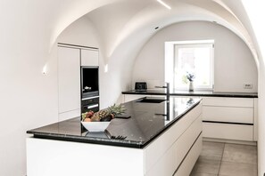 Kjøleskap, ovn, kokeplater og oppvaskmaskin