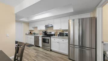 Geladeira, micro-ondas, fogão, cooktop