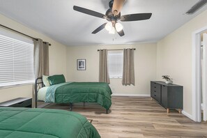 2 Schlafzimmer, Schreibtisch, Bügeleisen/Bügelbrett, WLAN