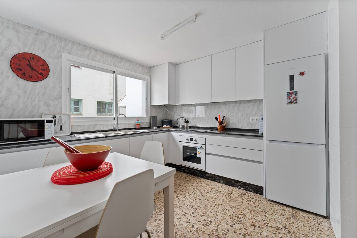 Kühlschrank, Mikrowelle, Ofen, Geschirrspüler