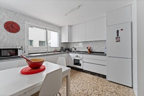 Fridge, microwave, oven, dishwasher