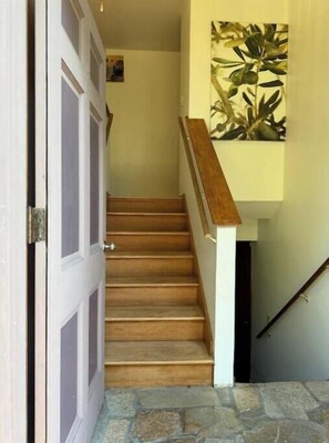 Interior - Beautiful 3 Bedroom Shoreline Guesthouse (Shoreline)