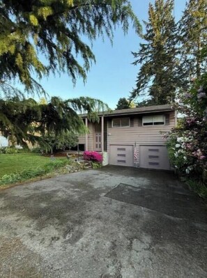 Exterior - Beautiful 3 Bedroom Shoreline Guesthouse (Shoreline)