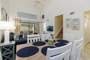 Dining - 7704 Treetops: South Forest Beach Villa. Sleeps 8. Pet Friendly. (Hilton Head Island)