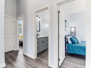 2 chambres, fer et planche à repasser, Wi-Fi gratuit, draps fournis