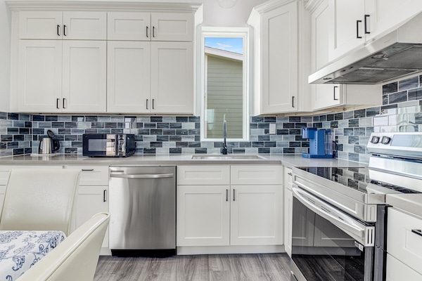 KĂŒhlschrank, Mikrowelle, Ofen, Herdplatte