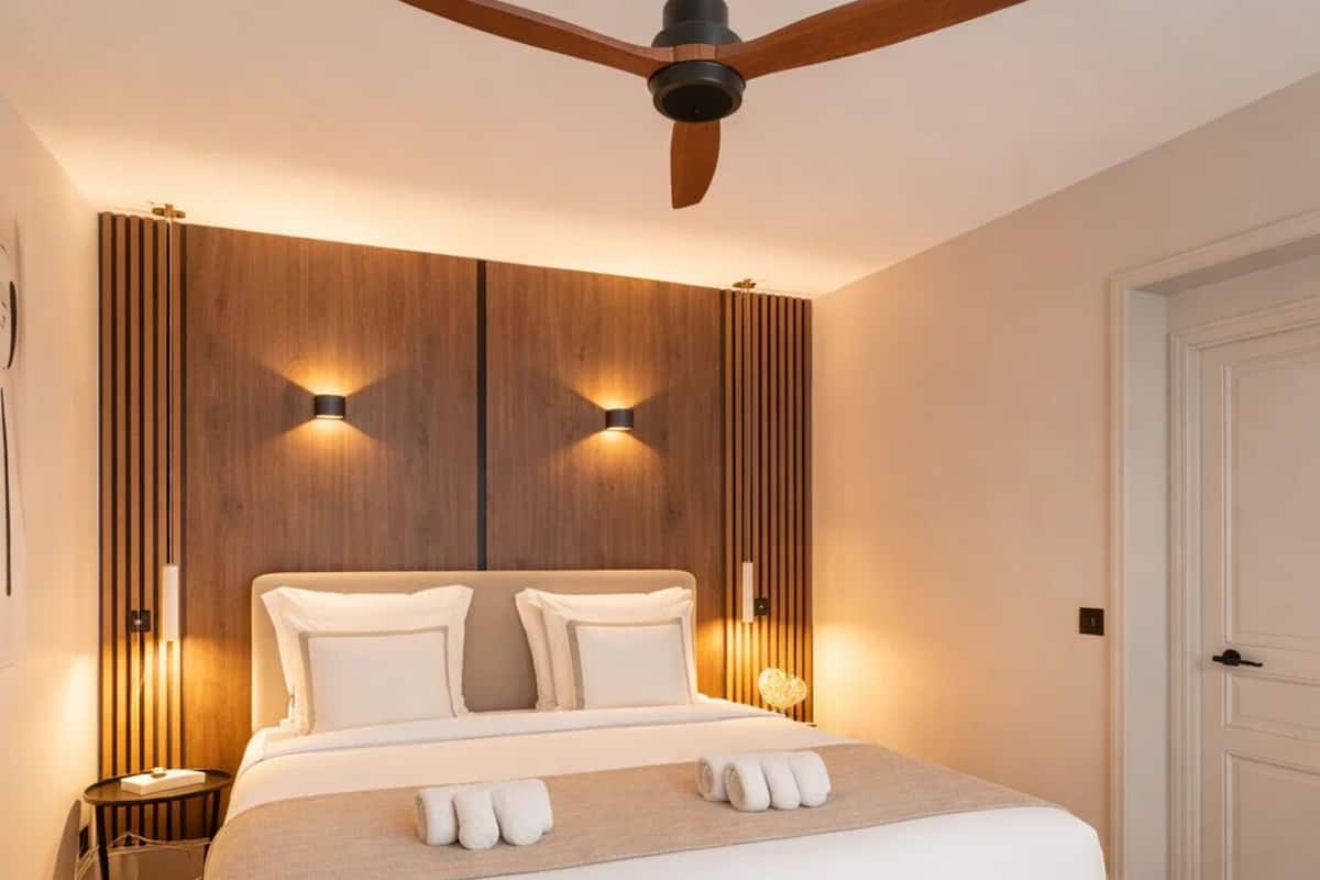 Laptop workspace, travel cot, free WiFi, bed sheets