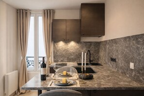 Studio Tiêu chuẩn | Bếp riêng | Lò vi sóng, bếp nấu, dụng cụ pha espresso, ấm điện 