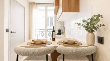 Studio Premium | Cuisine privée | Micro-ondes, plaque de cuisson, machine à expresso