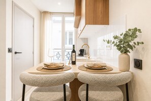 Premium Studio | Private kitchen | Microwave, stovetop, espresso maker, electric kettle - VILLEMAIN (Paris)