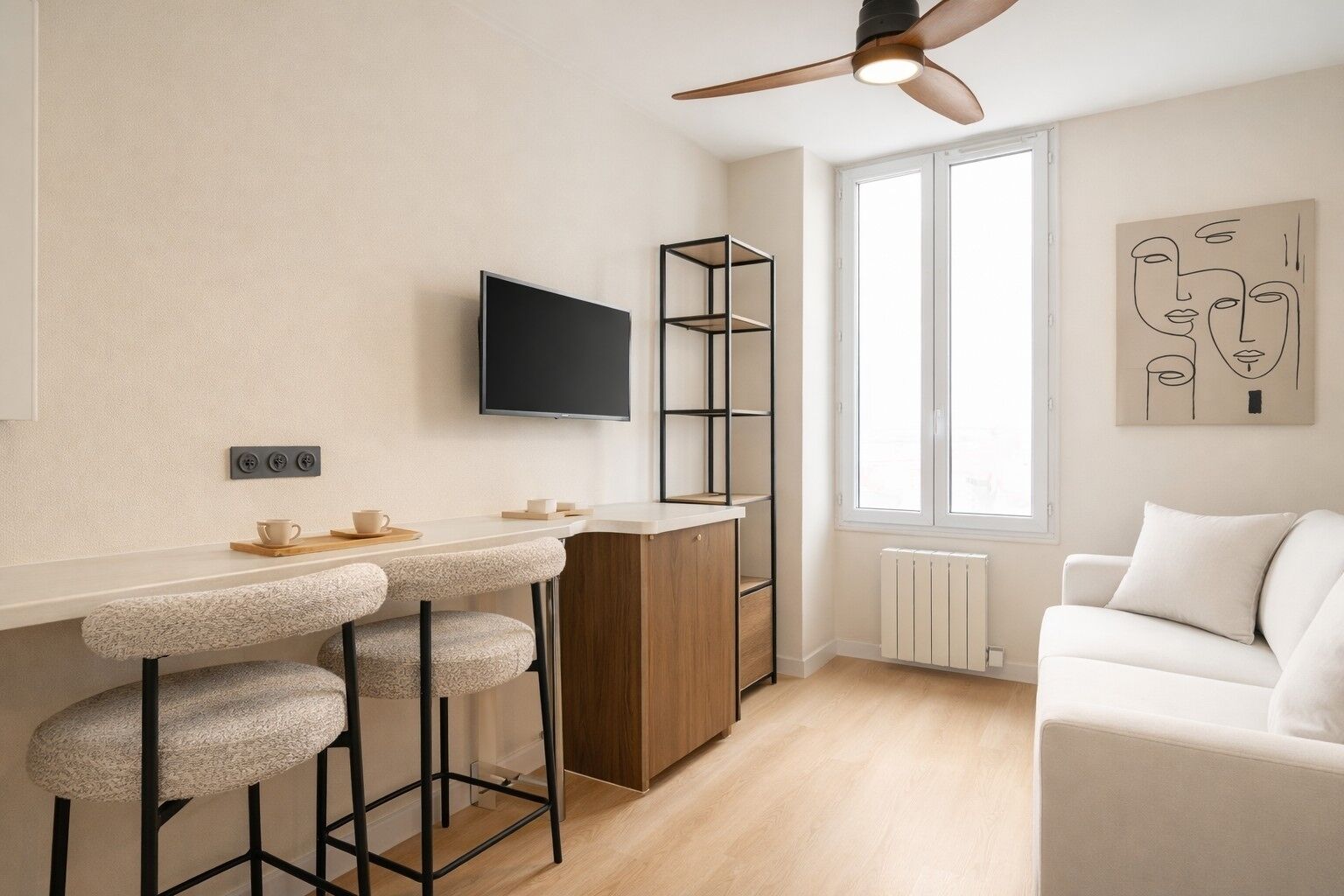 Studio supérieur | Aire de séjour | Téléviseur au plasma de 80 cm avec télévision numérique