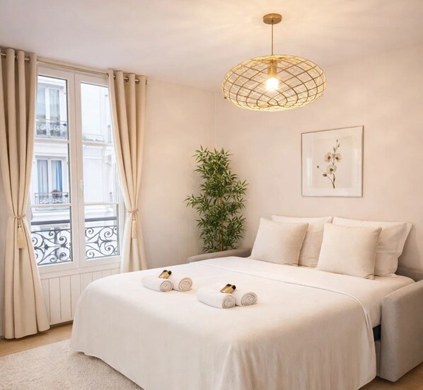 Family Apartment | Living area | 80-cm plasma TV with digital channels - VILLEMAIN (Paris)