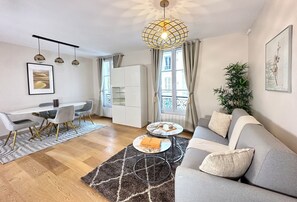 Familieleilighet | Oppholdsområde | En 80-centimeters plasma-TV med digitale kanaler