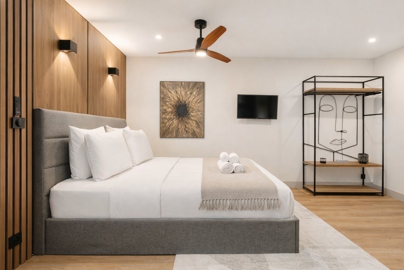 مساحة عمل للكمبيوتر المحمول وسرير سفر وواي فاي مجانًا وملاءات أسرّة