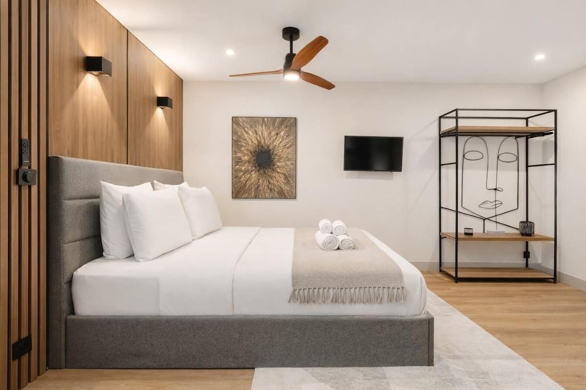 مساحة عمل للكمبيوتر المحمول وسرير سفر وواي فاي مجانًا وملاءات أسرّة