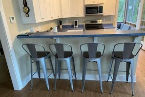 Mikrowelle, Geschirrspüler, Wasserkocher mit Kaffee-/Teezubehör