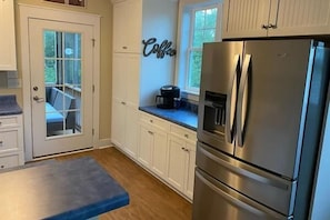 Microwave, dishwasher, coffee/tea maker, cookware/dishes/utensils