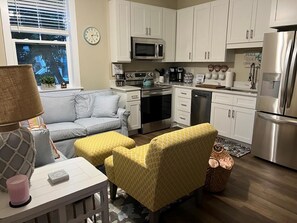 Micro-ondes, four, lave-vaisselle, cafetière/bouilloire