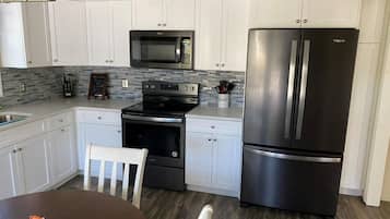 Microondas, horno, lavavajillas y cafetera y tetera