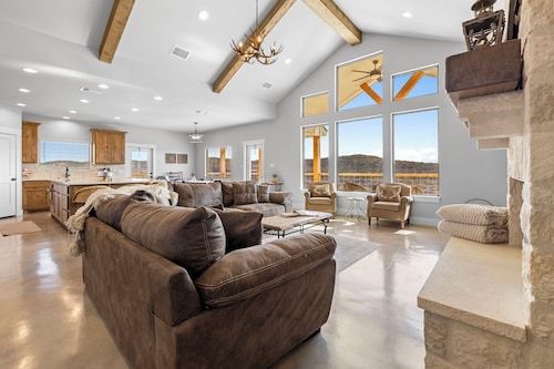 Oceanfront Property breathtaking view wifi  pool @Frio River Vacation Rentals