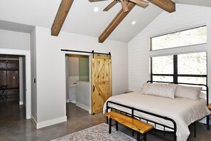 6 bedrooms, desk, free WiFi