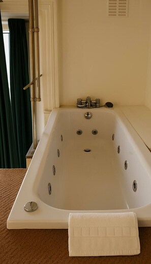 Secadora de cabello, toallas, jabón, papel de baño 