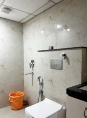 Shower, rainfall showerhead, free toiletries, slippers