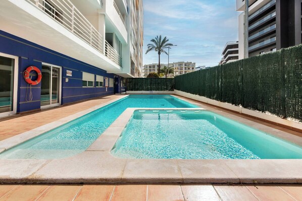 Una piscina al aire libre