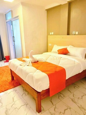 Chambre Deluxe double, vue sur la ville | Accès au Wi-Fi (inclus), literie fournie