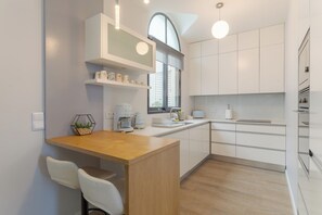 Cafetera/tetera, tetera/pava eléctrica, silla alta para bebés