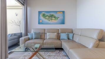 Apartamento exclusivo, vistas al mar | Zona de estar | Televisión de pantalla plana de 45 pulgadas con canales por cable