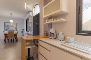 Apartamento exclusivo, vista para o oceano | Cozinha privada | Cafeteira/chaleira, chaleira elétrica, cadeirão de bebê