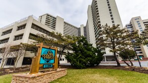 Un edificio de varios pisos con un cartel que dice 'Sea Watch'.