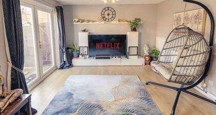 Cozy House in Central Andover (Parking, 65” TV)