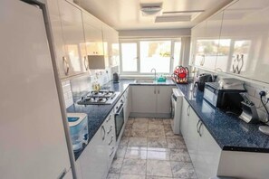 Microwave, oven, stovetop - Cozy House in Central Andover (Parking, 65” TV) (Andover)