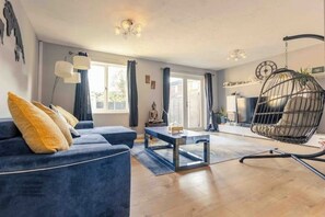 TV - Cozy House in Central Andover (Parking, 65” TV) (Andover)