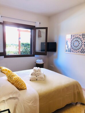 3 bedrooms, in-room safe, desk, iron/ironing board