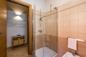 Umweltfreundliche Kosmetikartikel, Haartrockner, Handtücher, Seife