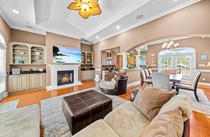 Smart TV, DVD player, stereo - Pool and Courtyard View Stay for Families (Myrtle Beach)