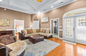 Smart-TV, DVD-Player, Stereoanlage